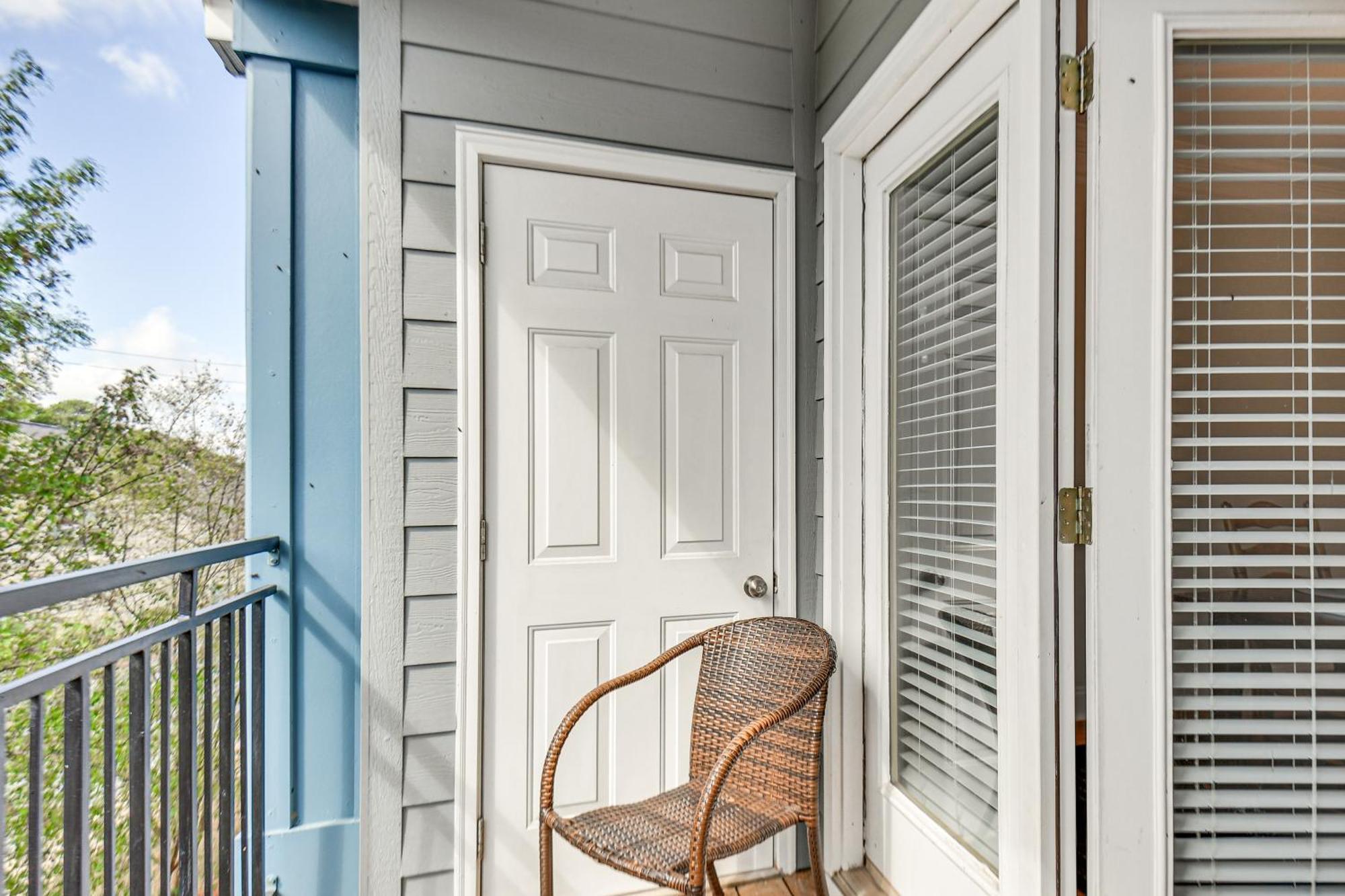 Apartment 1 Mi To Uga Charming With Balconies! *