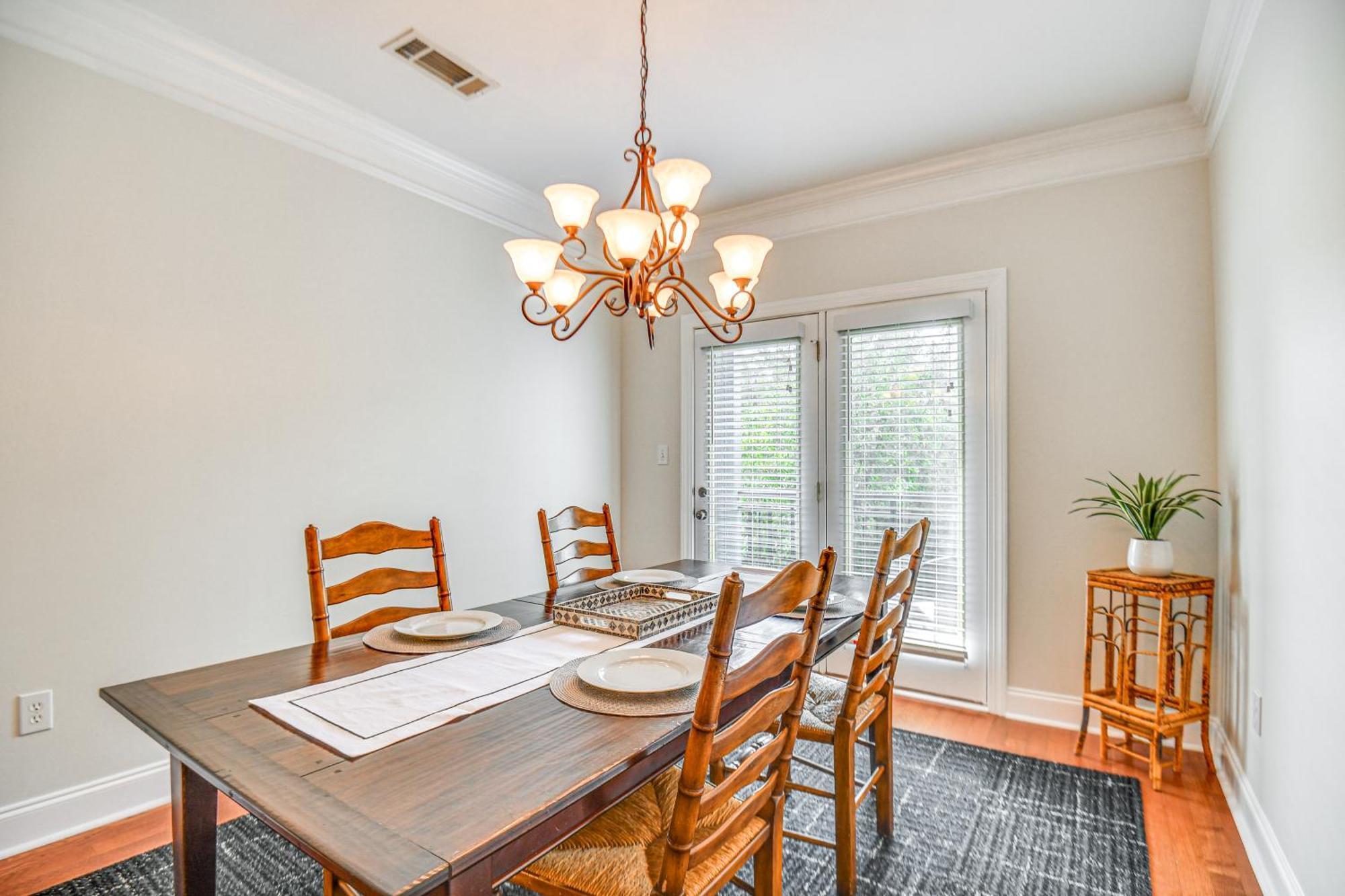 1 Mi To Uga Charming With Balconies! *