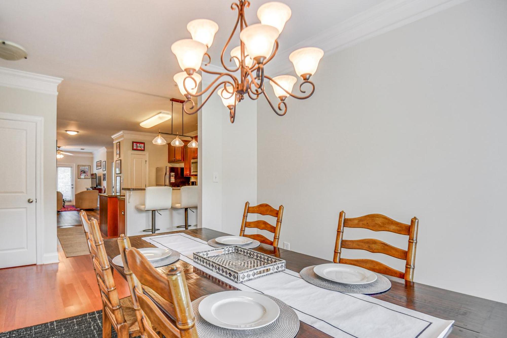 Apartment 1 Mi To Uga Charming With Balconies!