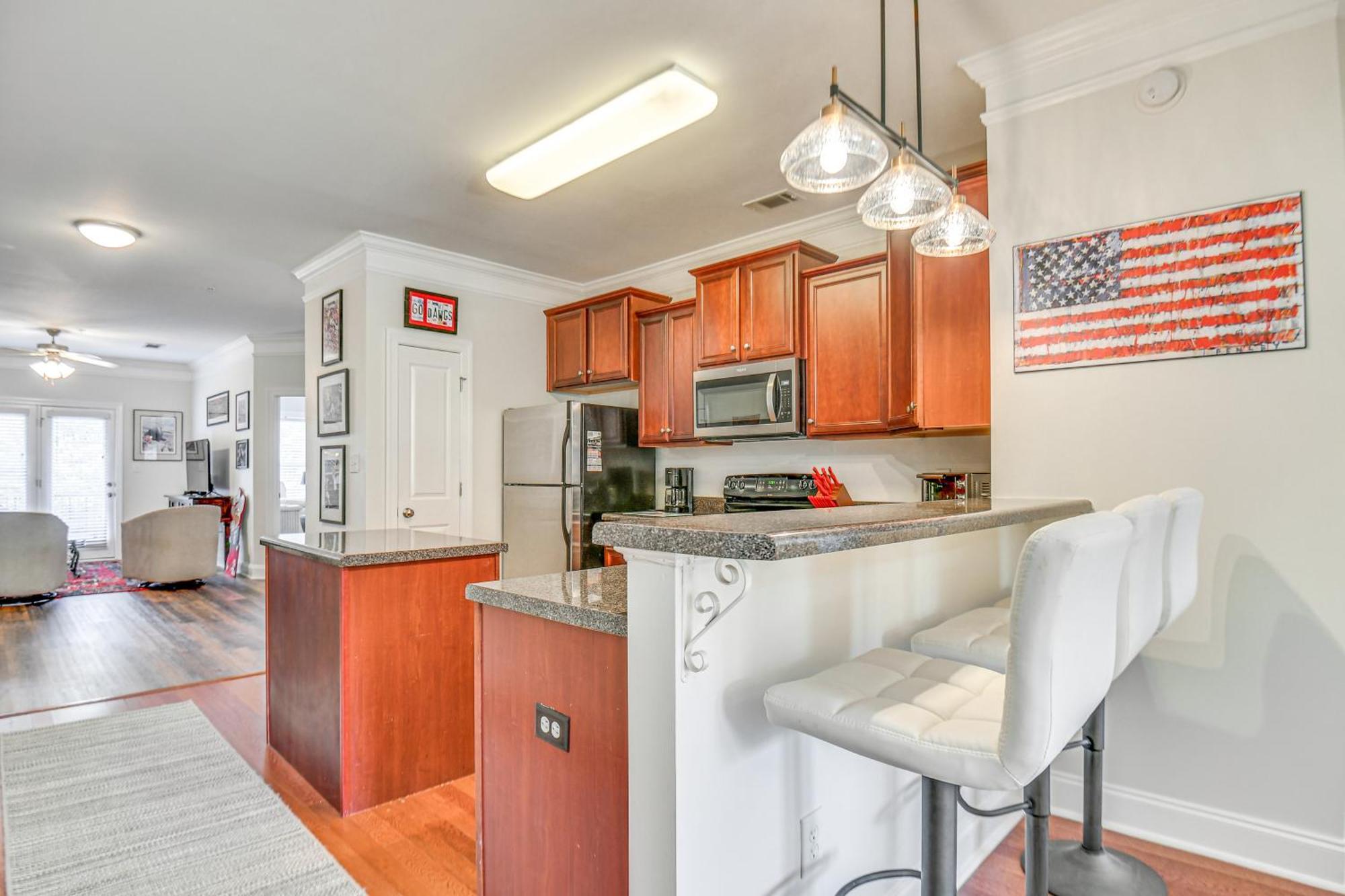 1 Mi To Uga Charming With Balconies! *