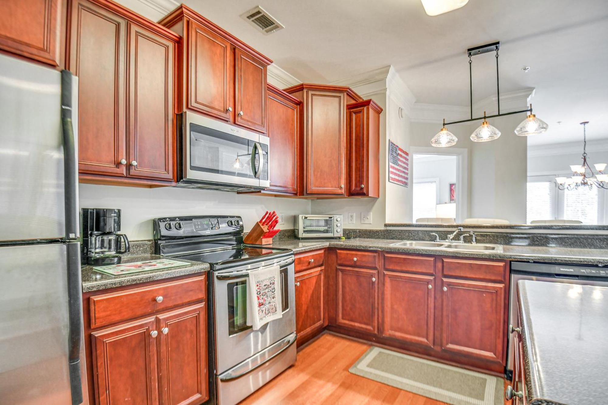 1 Mi To Uga Charming With Balconies! Apartment
