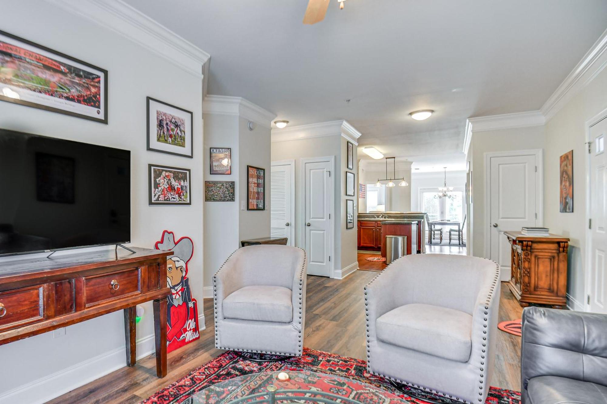 Apartment 1 Mi To Uga Charming With Balconies!