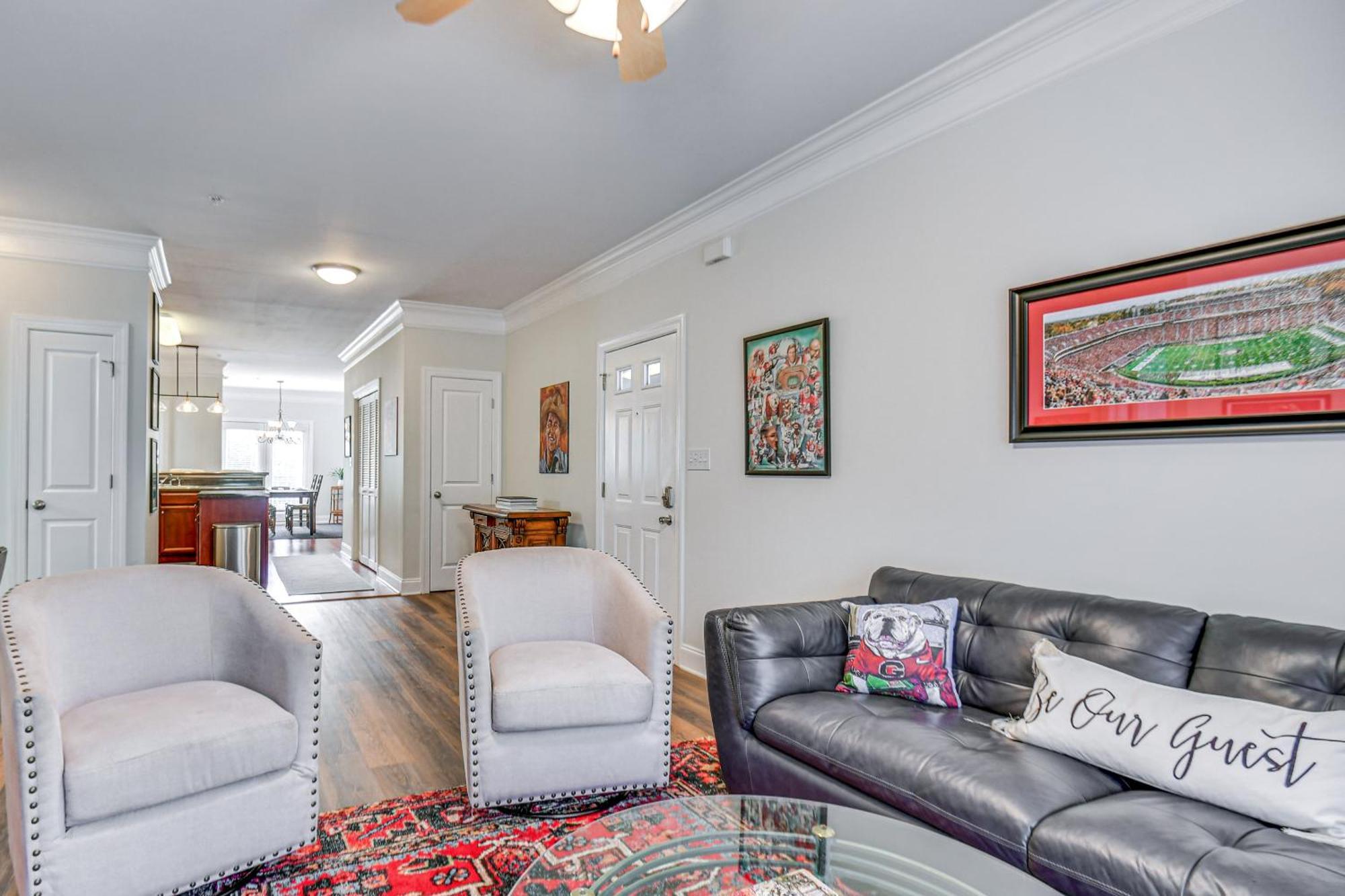 1 Mi To Uga Charming With Balconies! Apartment *