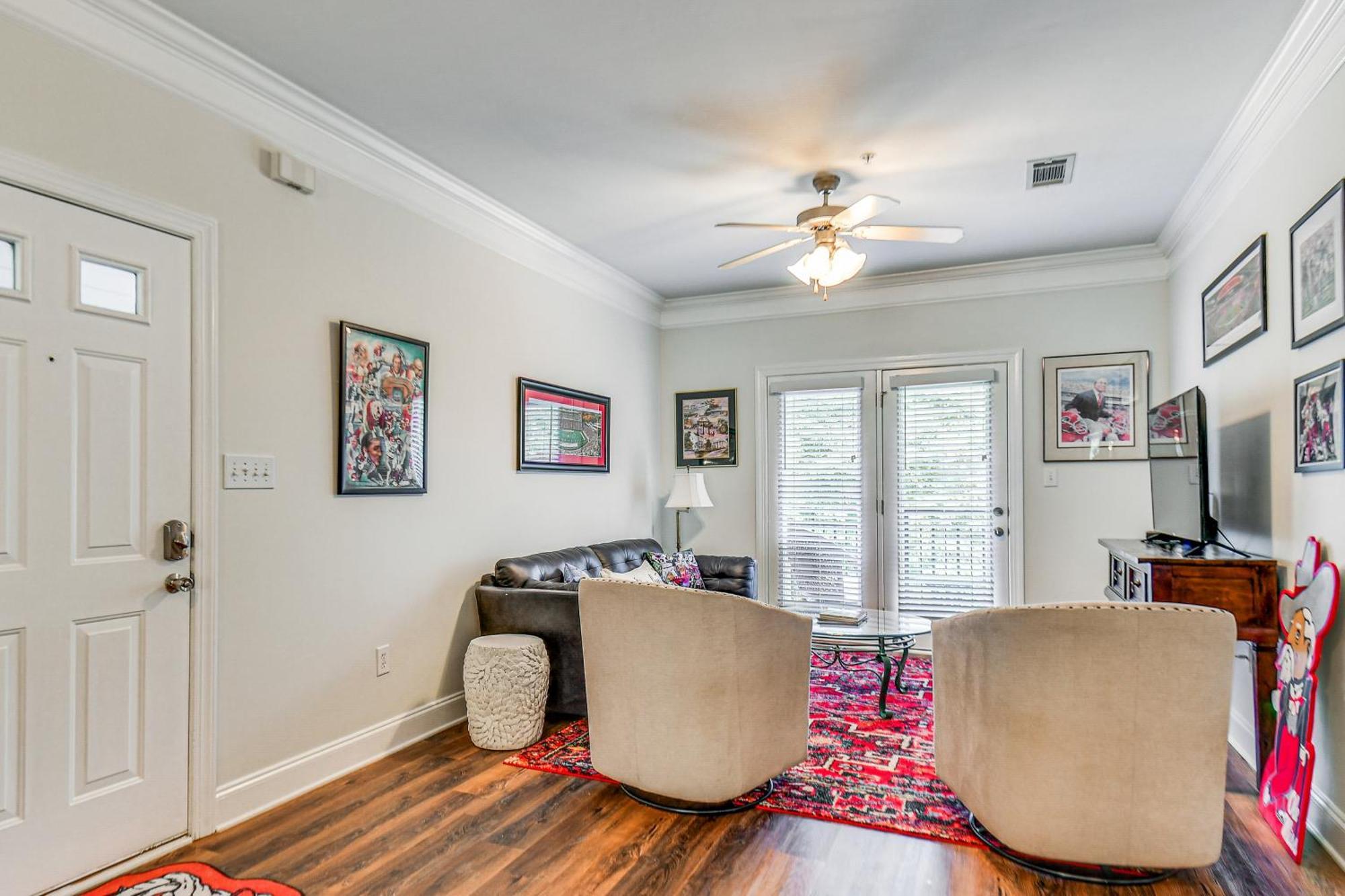 1 Mi To Uga Charming With Balconies!