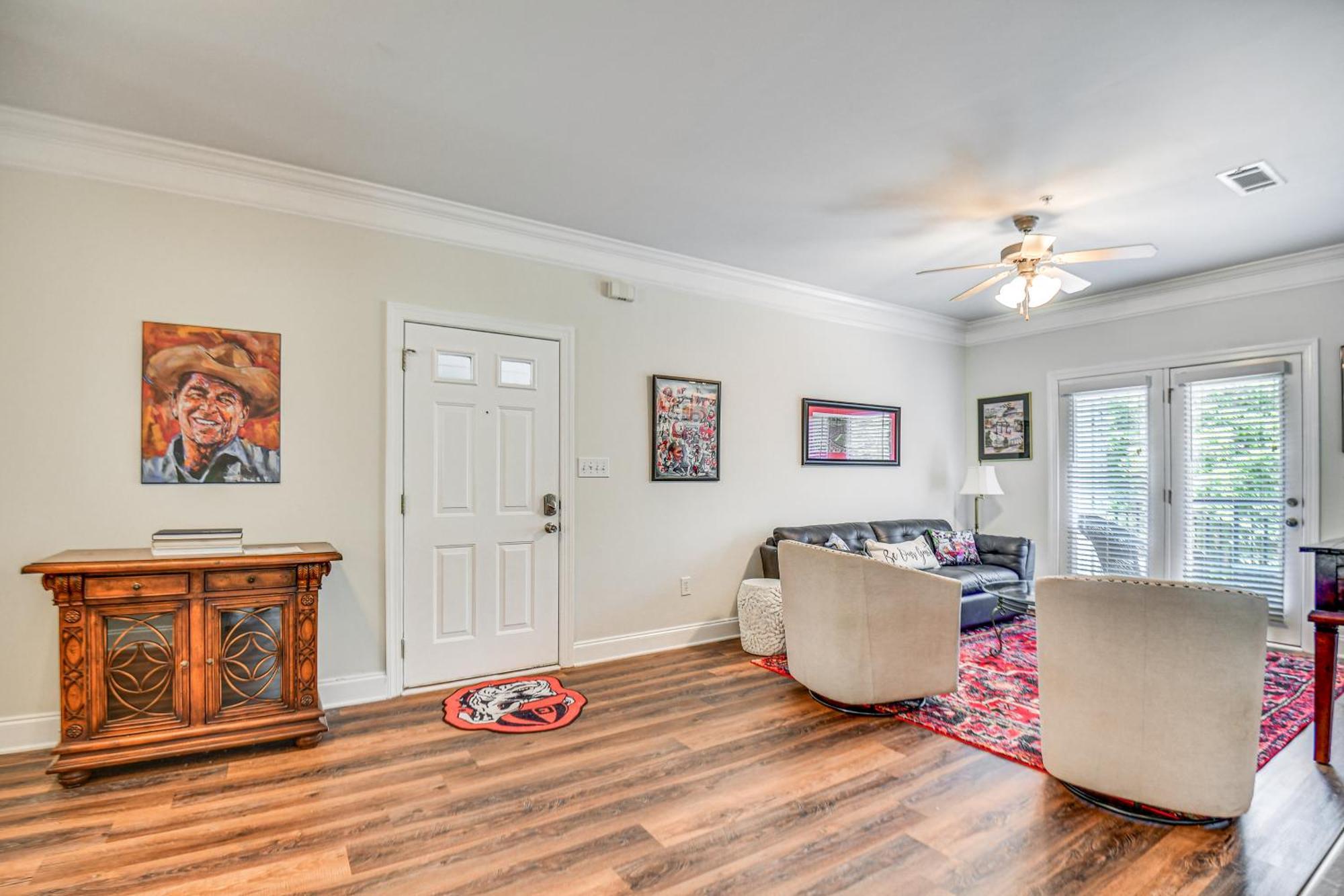 1 Mi To Uga Charming With Balconies! Apartment *