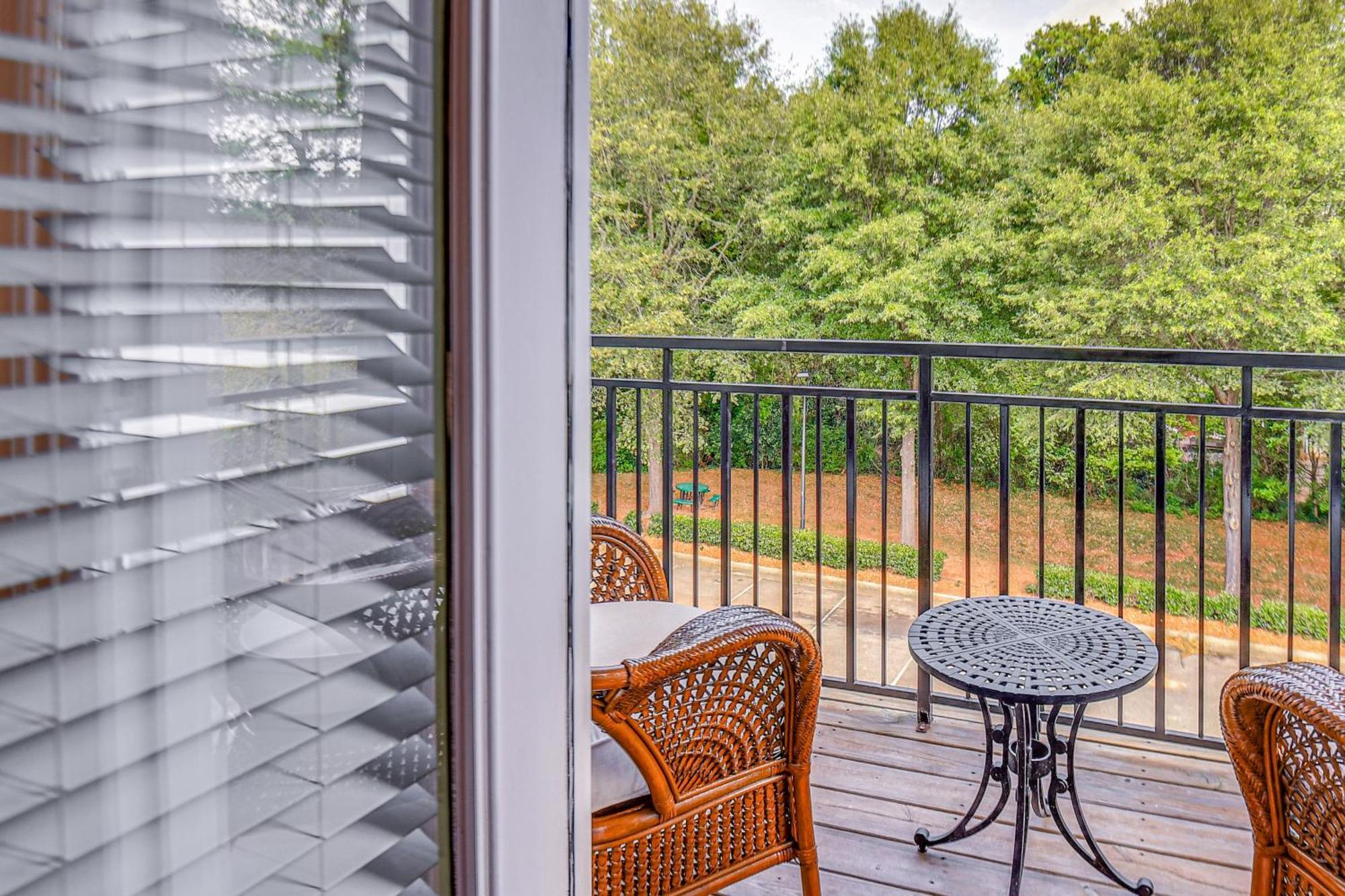 1 Mi To Uga Charming With Balconies! *