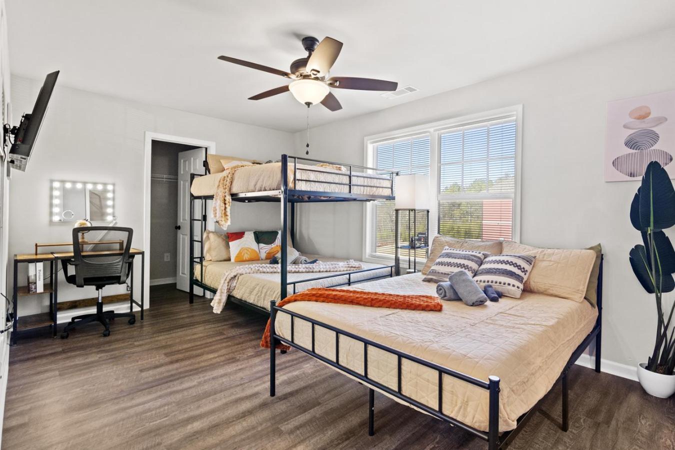 2 King Beds, Arcade Room, Mins From Dt & Uga Holiday home
