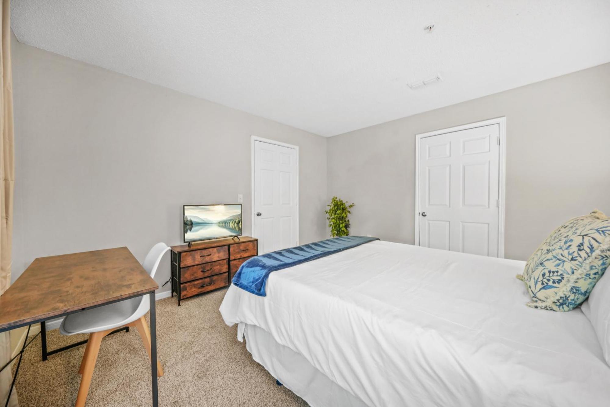 Lux 3br, Prime Location Near Uga & Downtown Apartment *