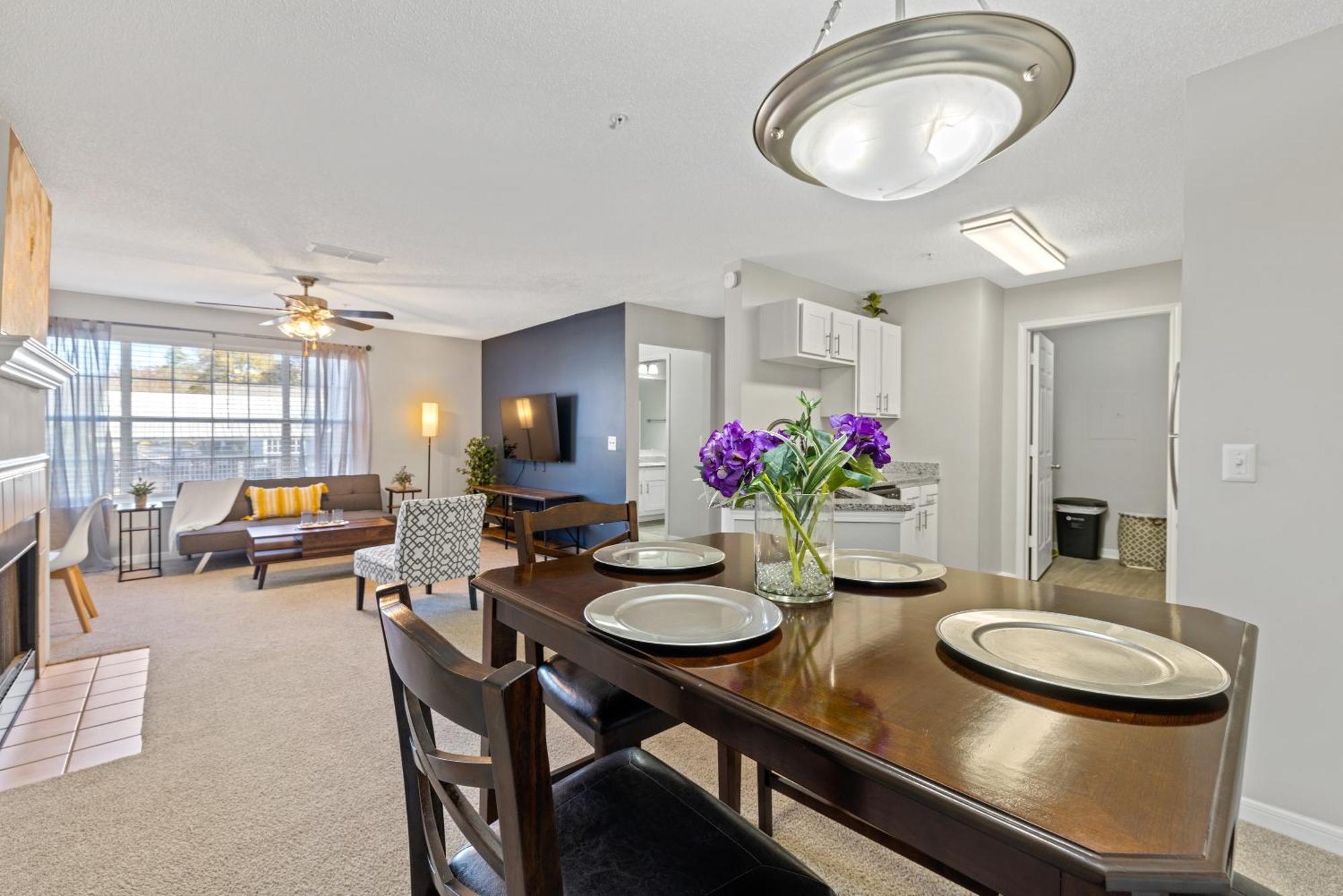 Cozy 2br Steps From Uga & Downtown Ga Apartment *