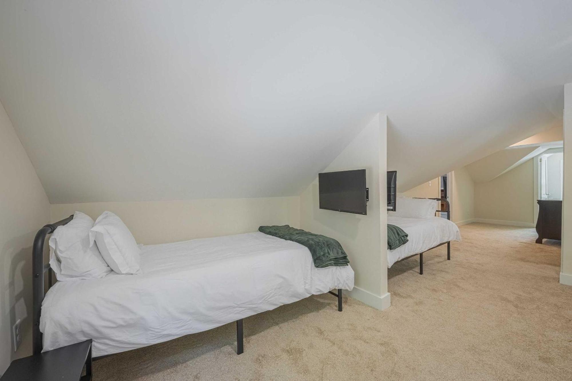 The Complex On Bobbins Mill Holiday home *