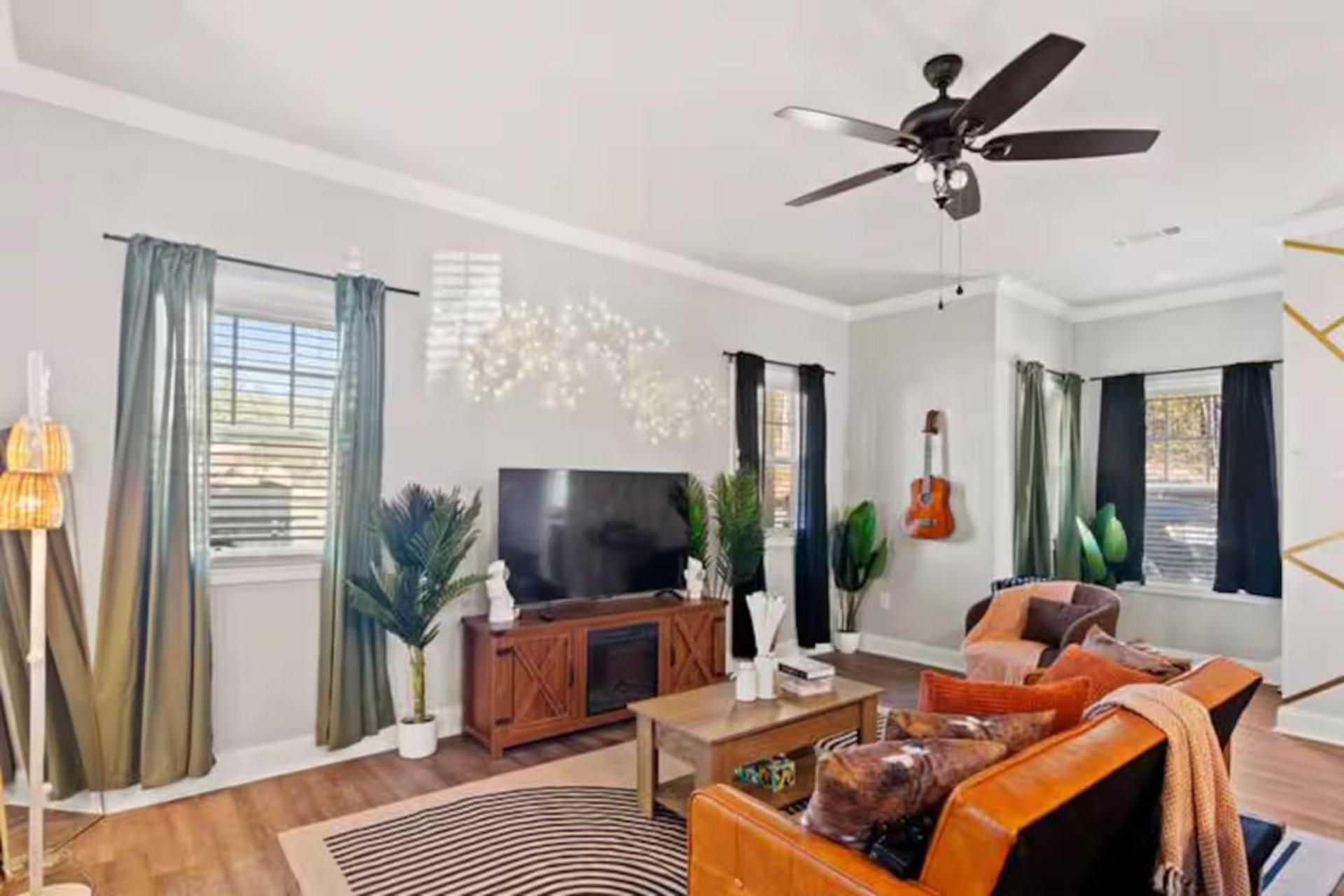 4 King Beds - Sleeps 24 - By Dt & Uga - Game