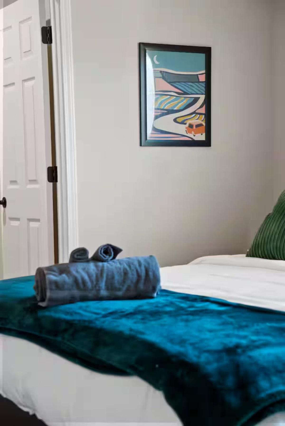 4 King Beds - Sleeps 24 - By Dt & Uga - Game Apartment