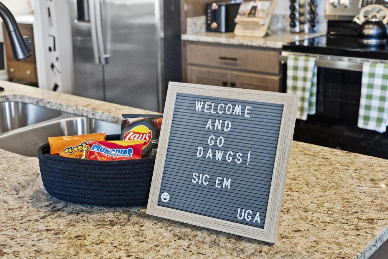 4 King Beds - Sleeps 24 - By Dt & Uga - Game Apartment