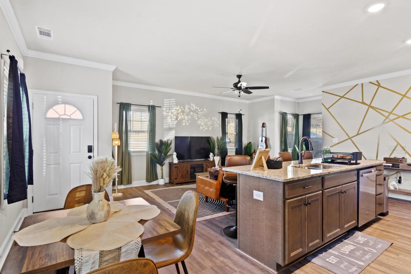 Apartment 4 King Beds - Sleeps 24 - By Dt & Uga - Game *