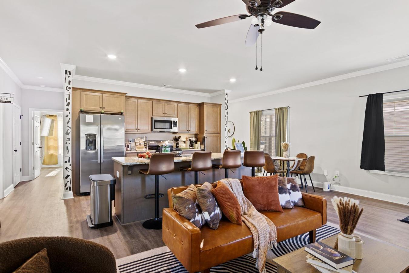 Apartment 4 King Beds - Sleeps 24 - By Dt & Uga - Game *