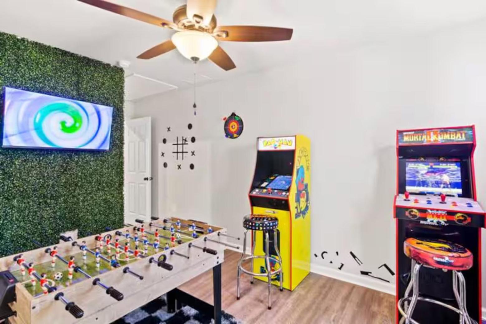 4 King Beds - Sleeps 24 - By Dt & Uga - Game