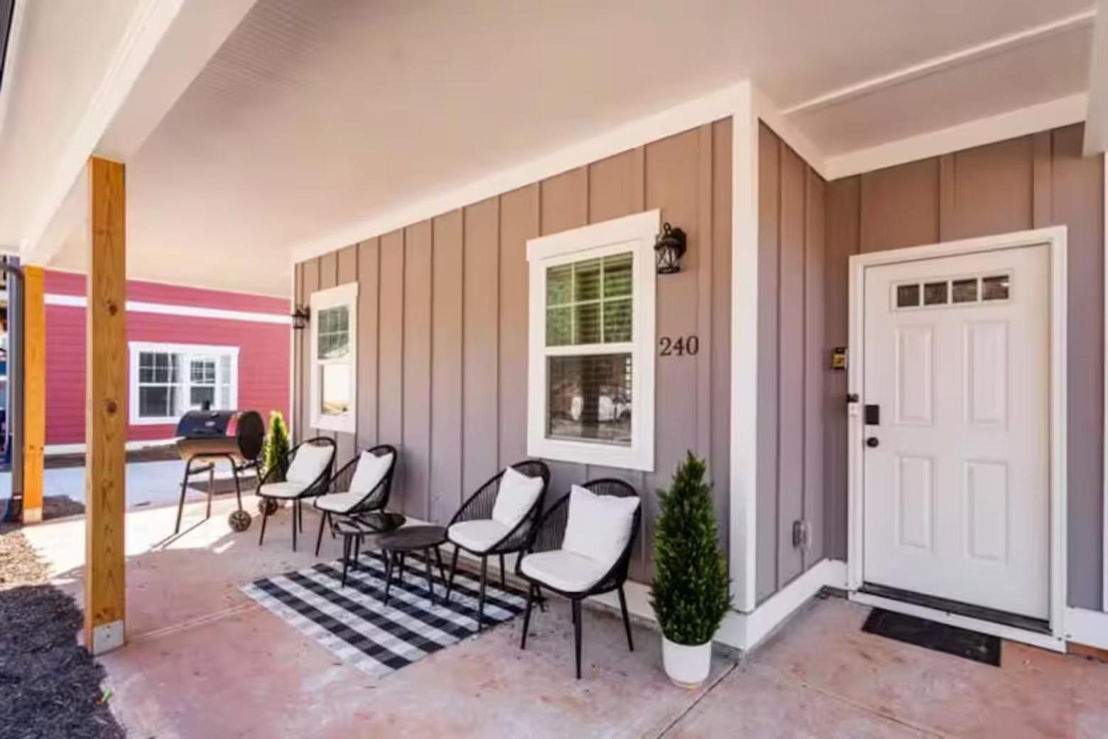 4 King Beds - Sleeps 24 - By Dt & Uga - Game