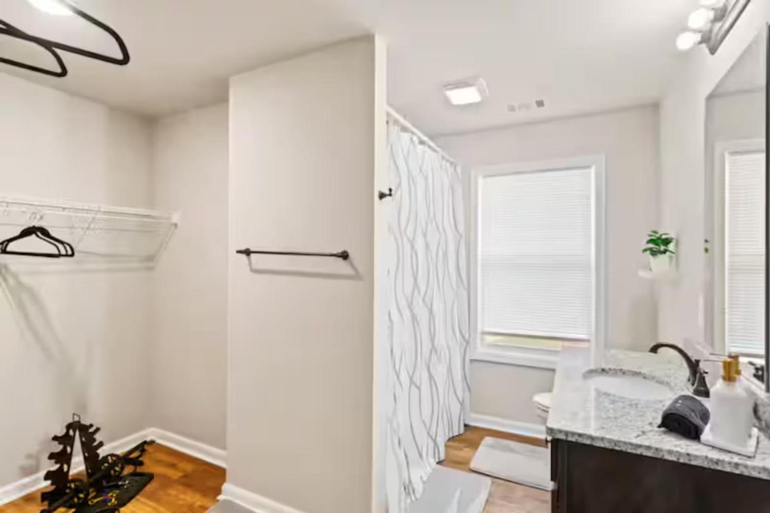 4 King Beds - Sleeps 24 - By Dt & Uga - Game Apartment *