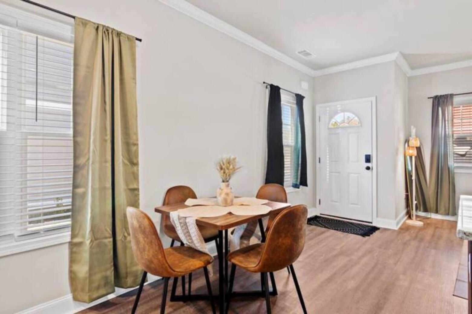 4 King Beds - Sleeps 24 - By Dt & Uga - Game