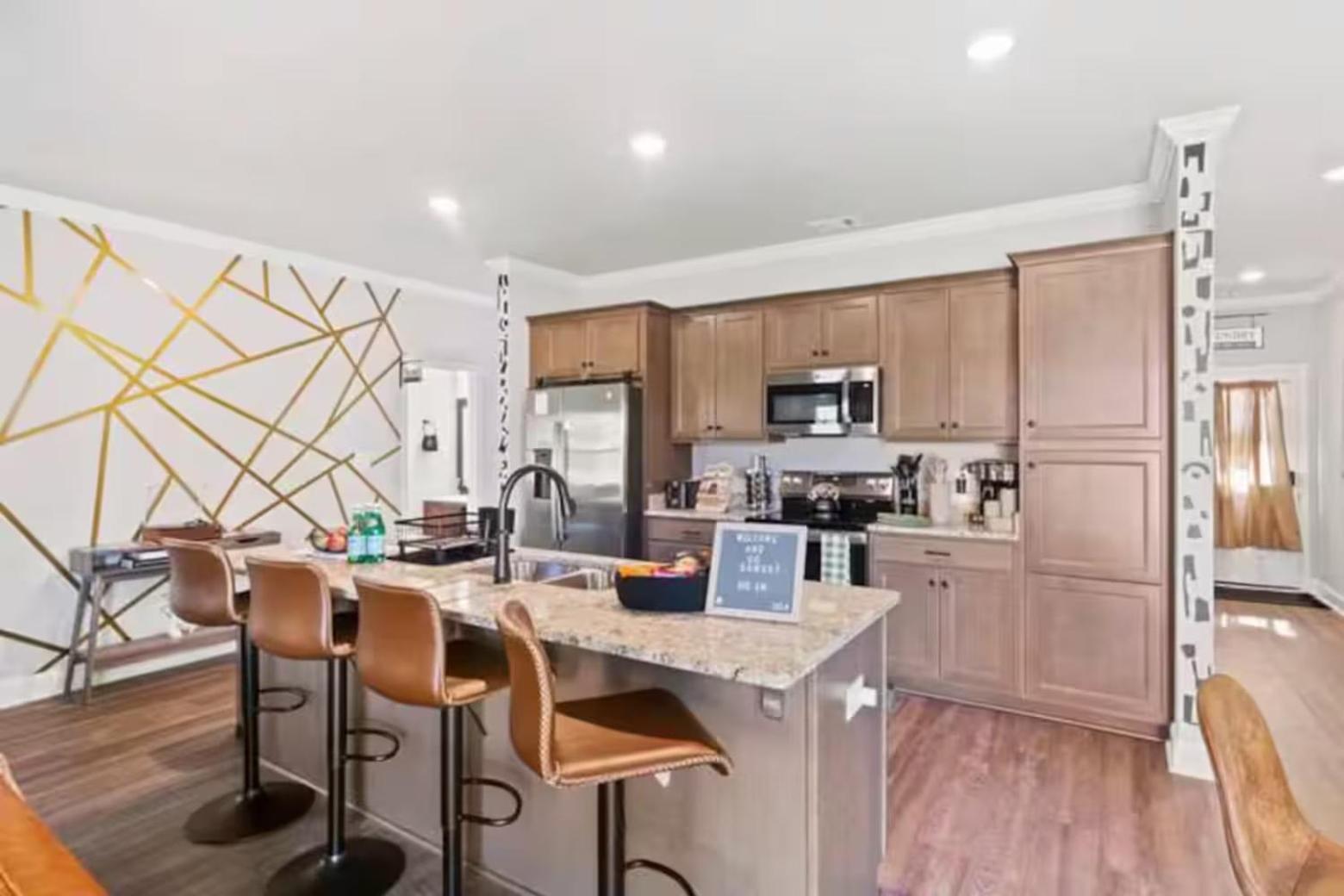 4 King Beds - Sleeps 24 - By Dt & Uga - Game Apartment