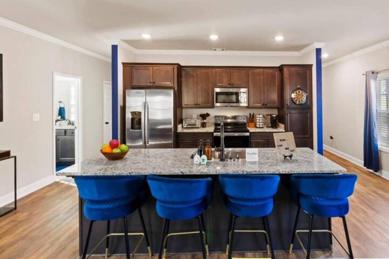 Apartment 4 King Beds - Sleeps 24 - By Dt & Uga - Game