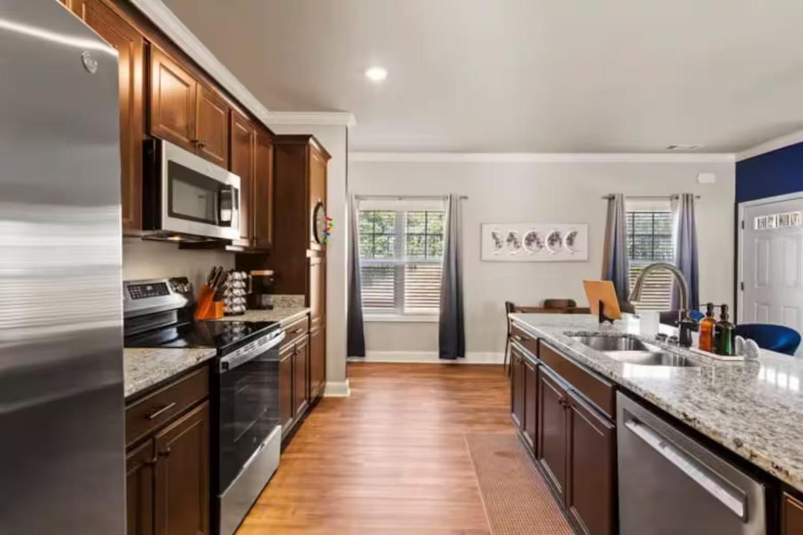 4 King Beds - Sleeps 24 - By Dt & Uga - Game Apartment