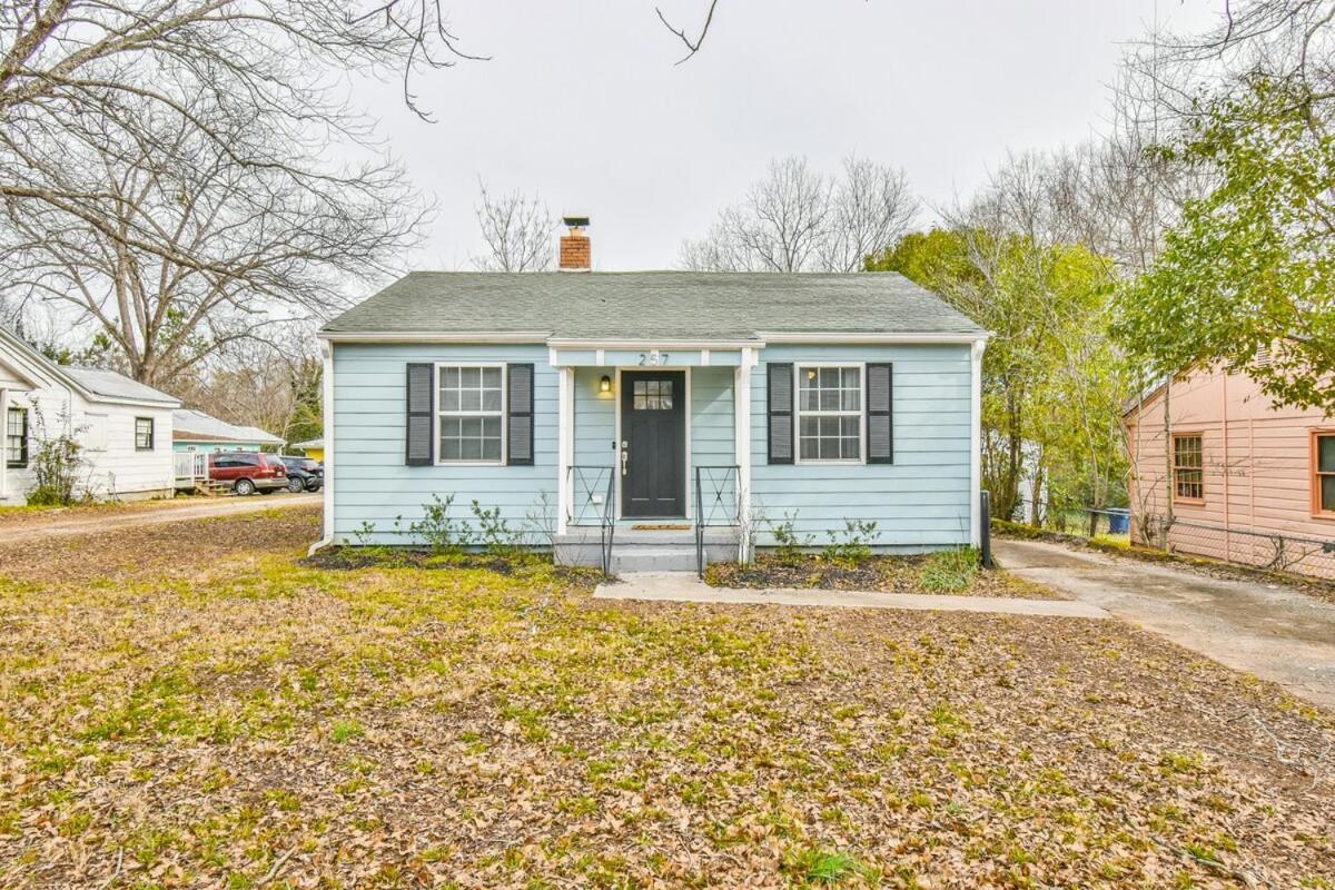 Holiday home 5 Minutes To Downtown Athens! - 4 Bedroom! *