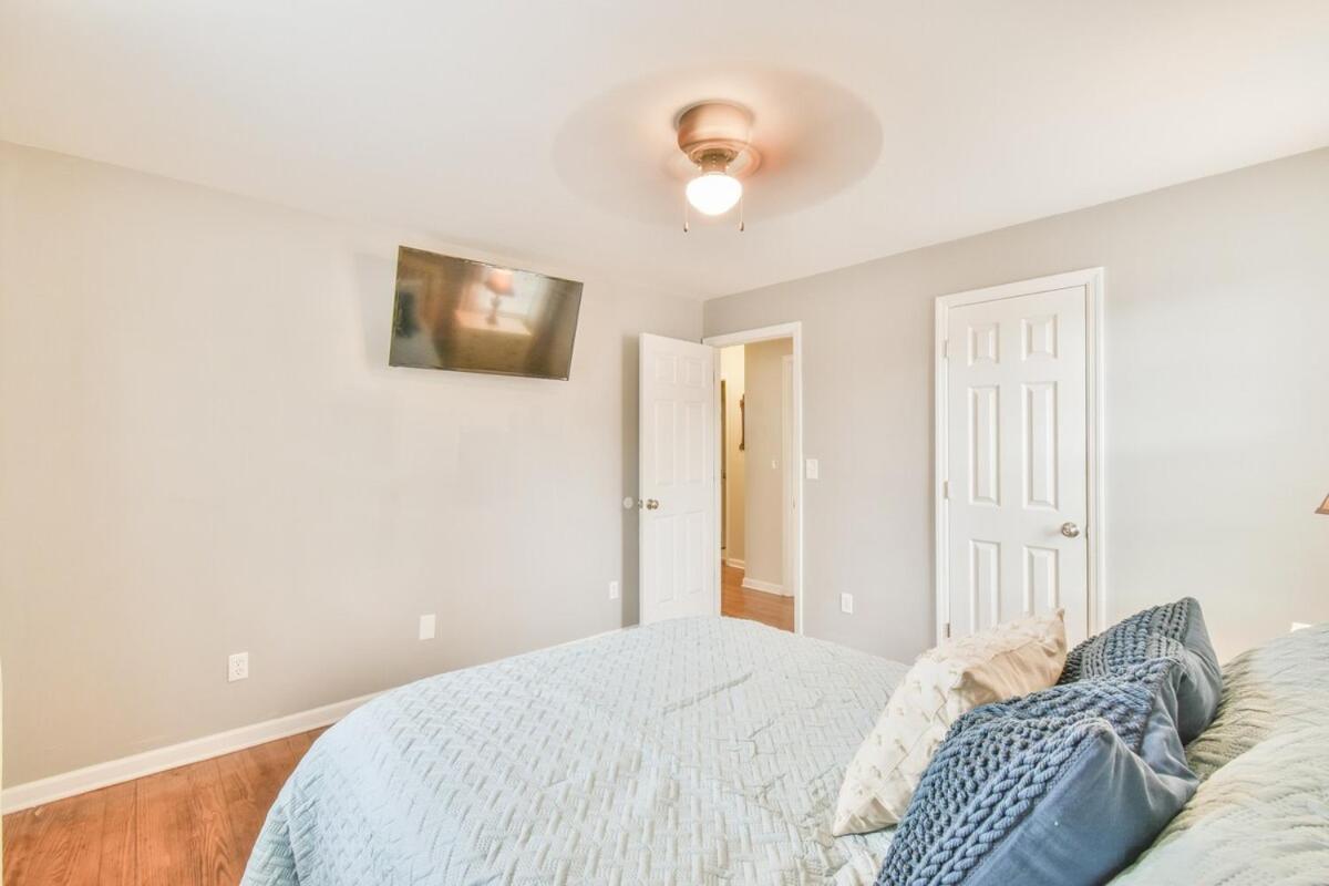 Holiday home 5 Minutes To Downtown Athens! - 4 Bedroom! *