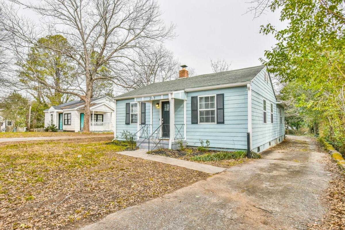 Holiday home 5 Minutes To Downtown Athens! - 4 Bedroom! *