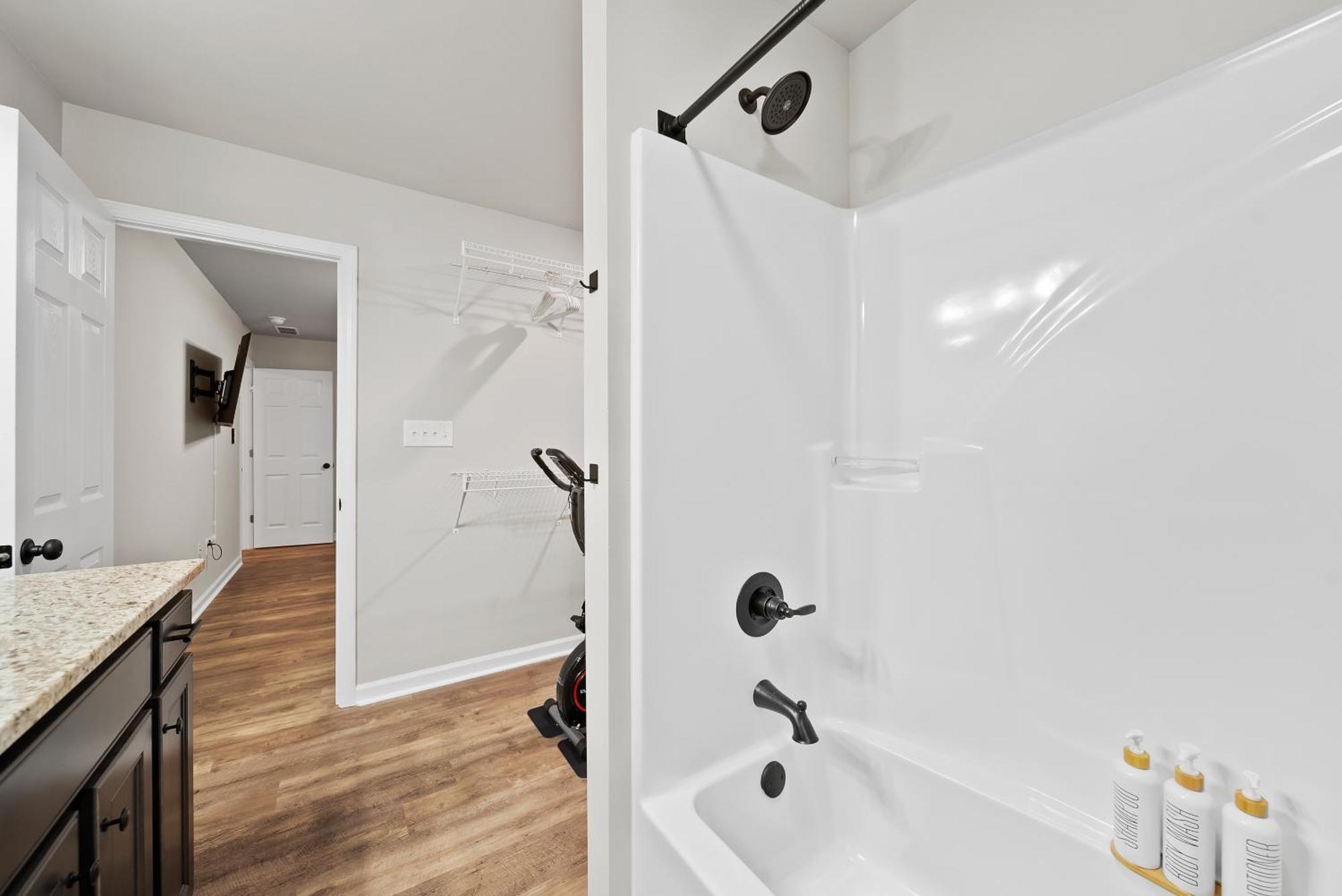 2 King Beds | Modern Retreat House + Game Holiday home Athens