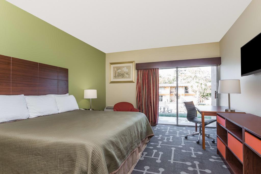 Howard Johnson By Wyndham