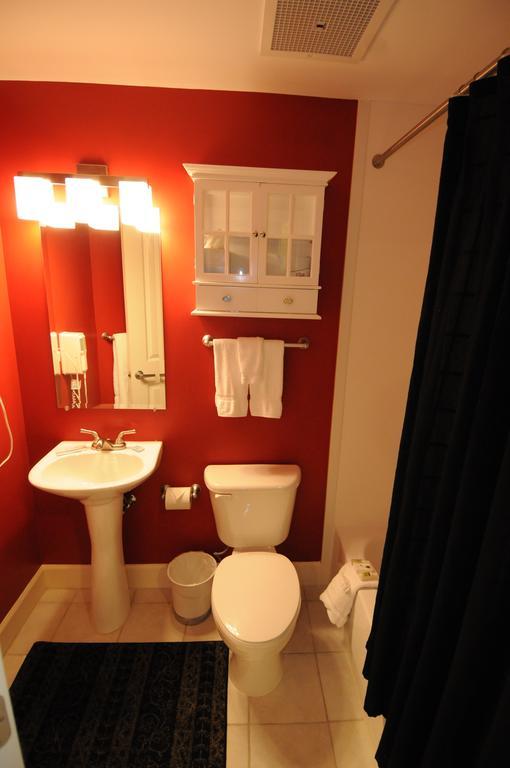 Hotel Georgia Gameday Center 5*