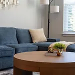 Charming, New Apt, Pool, Long Stays