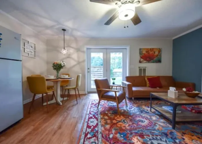 The Glory Glory Estate Main House Guest Suite