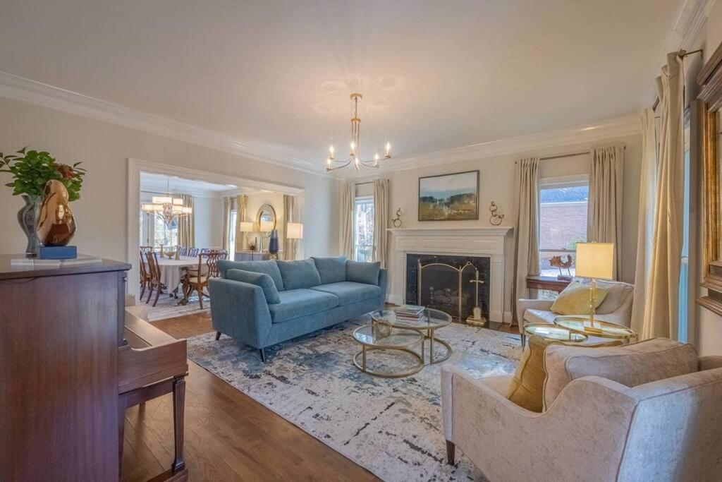 Villa Riverfront Retreat: Luxury Family With Entertainment Galore