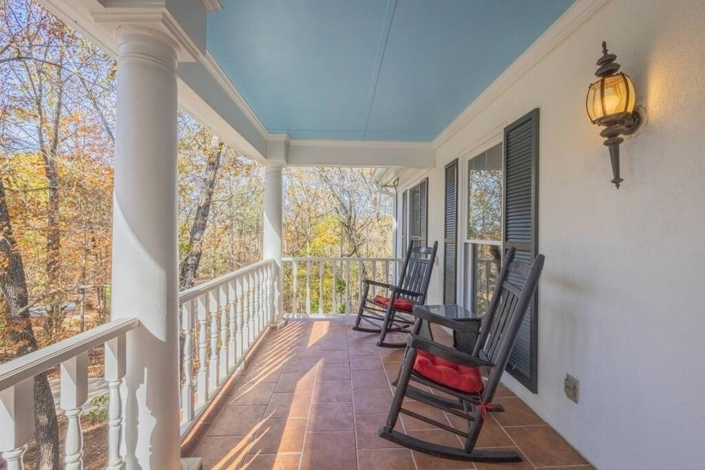 Riverfront Retreat: Luxury Family With Entertainment Galore *