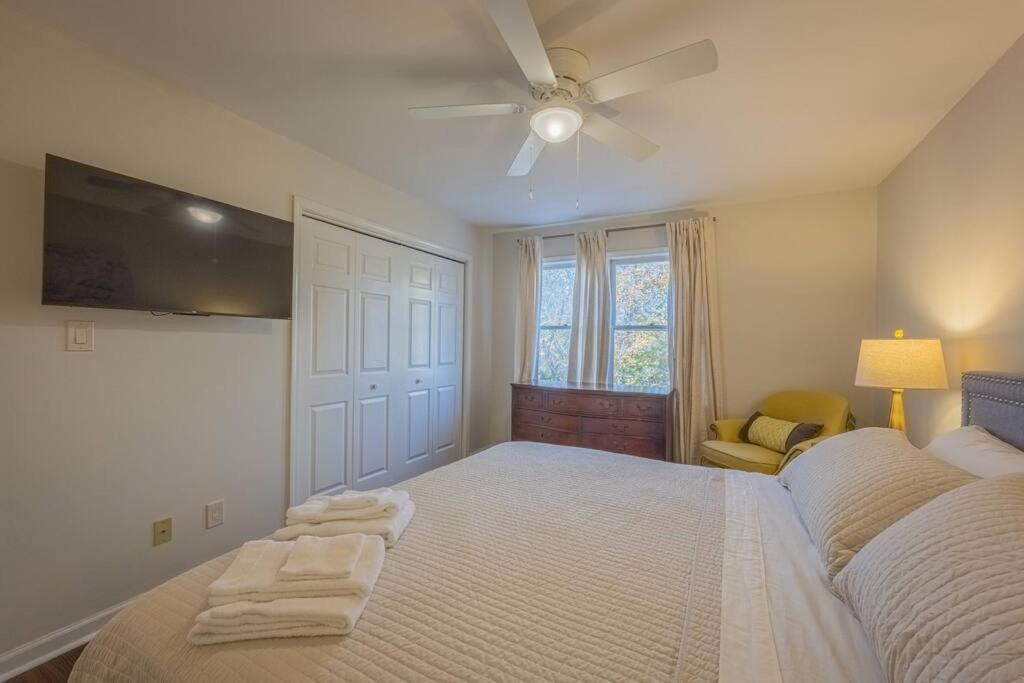 Riverfront Retreat: Luxury Family With Entertainment Galore * Athens