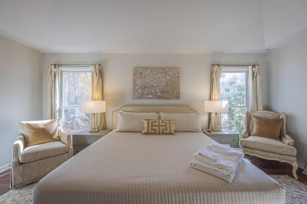 Riverfront Retreat: Luxury Family With Entertainment Galore Villa