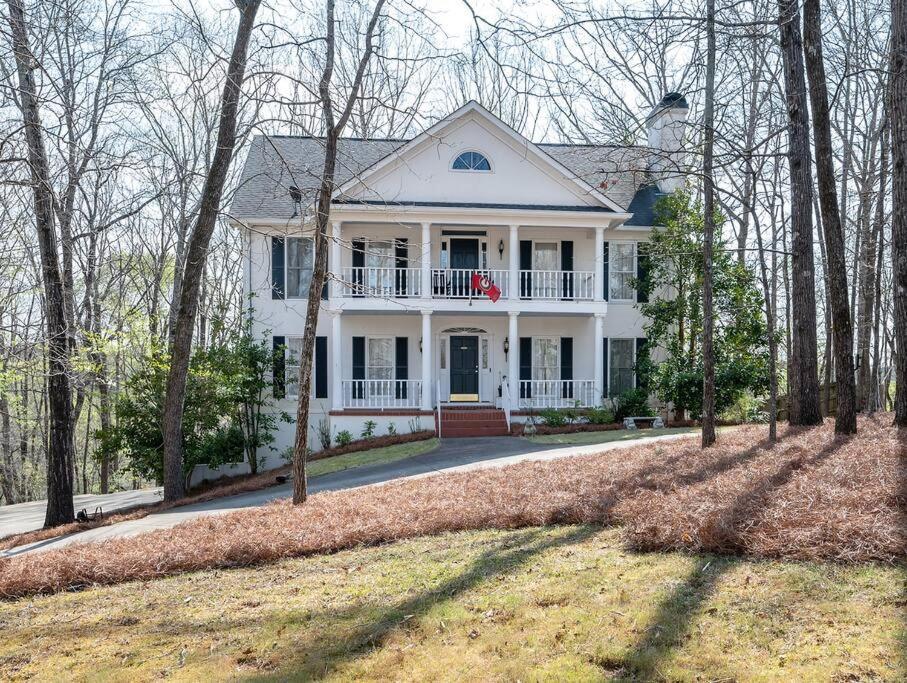 Villa Riverfront Retreat: Luxury Family With Entertainment Galore Athens