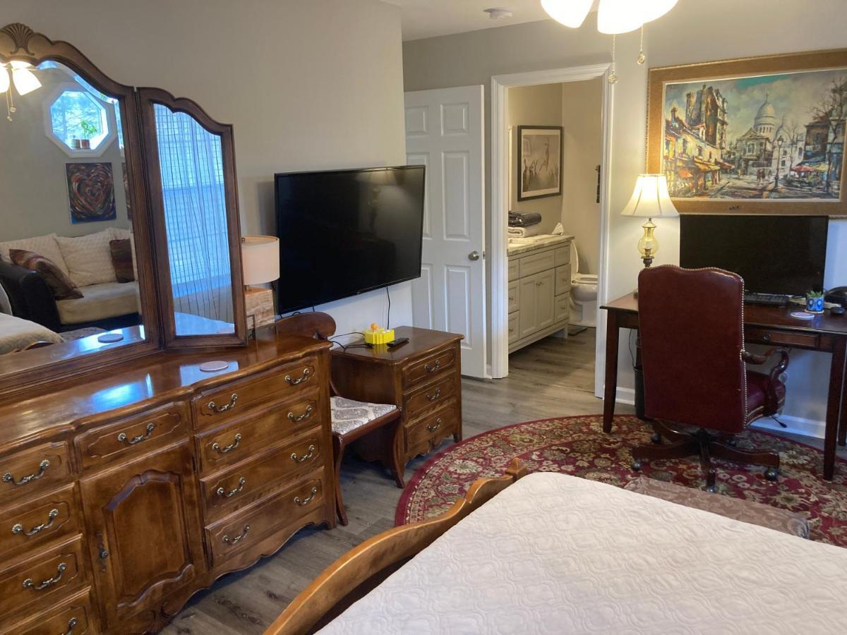 Secluded 3 Bed 2 Bath In Close To Five-points Apartment *