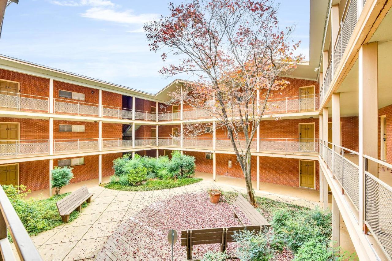 Classic Getaway - 1 Mile Walk To Sanford Stadium! Holiday home