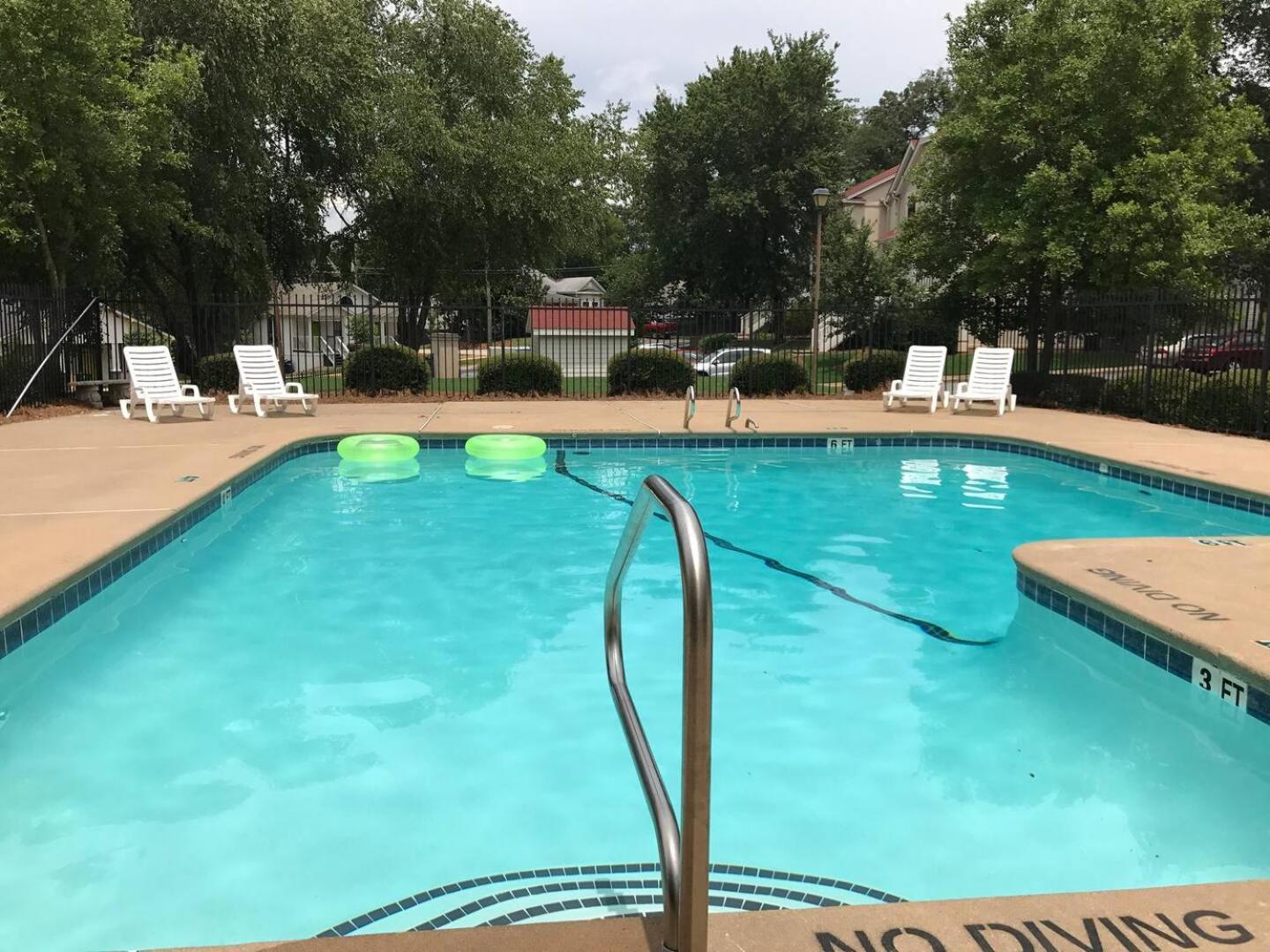 Apartment Cozy 3-bed Getaway, Right Near Uga!