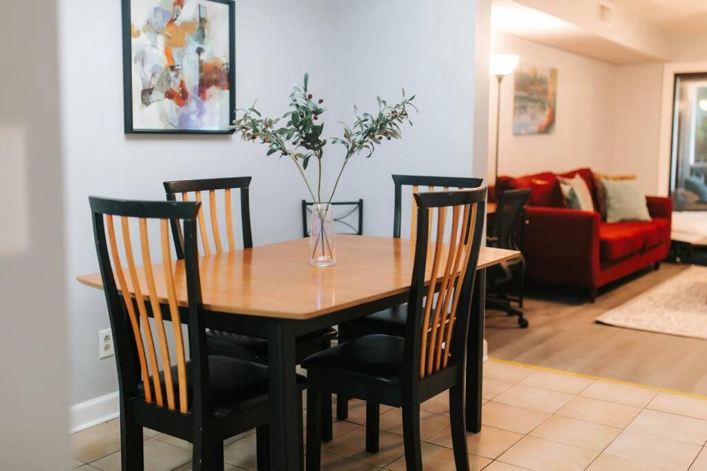 Cozy 3-bed Getaway, Right Near Uga! Apartment