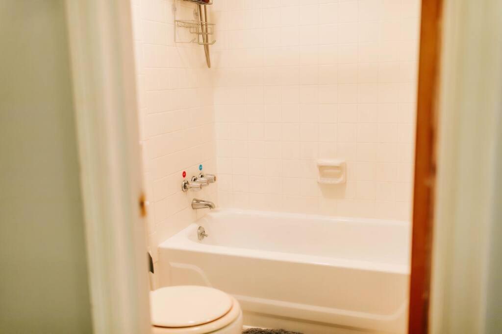Cozy 3-bed Getaway, Right Near Uga! Apartment Athens