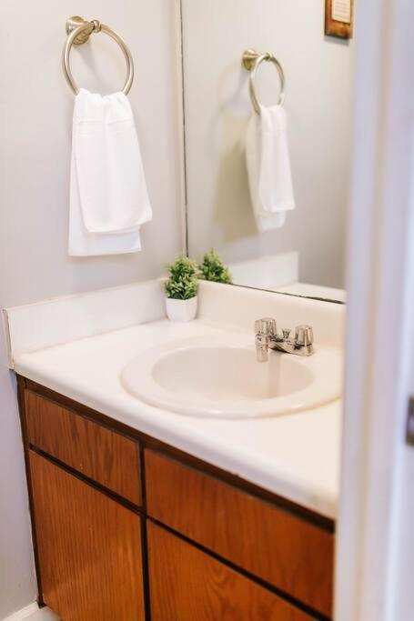 Cozy 3-bed Getaway, Right Near Uga! * Athens