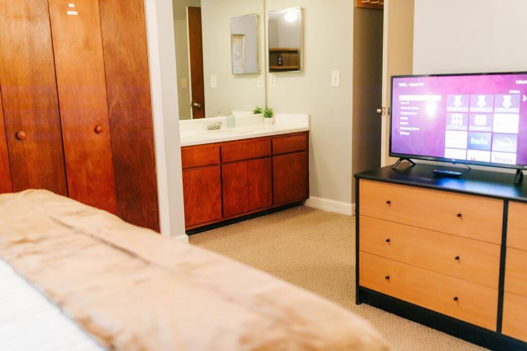 Apartment Cozy 3-bed Getaway, Right Near Uga!