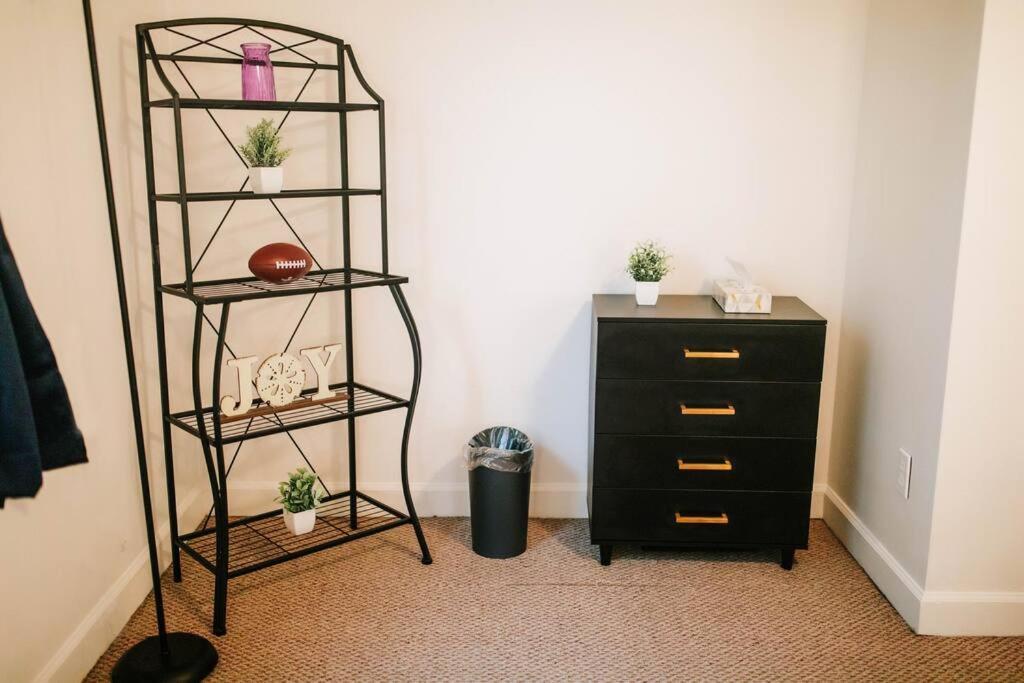 Cozy 3-bed Getaway, Right Near Uga! Apartment