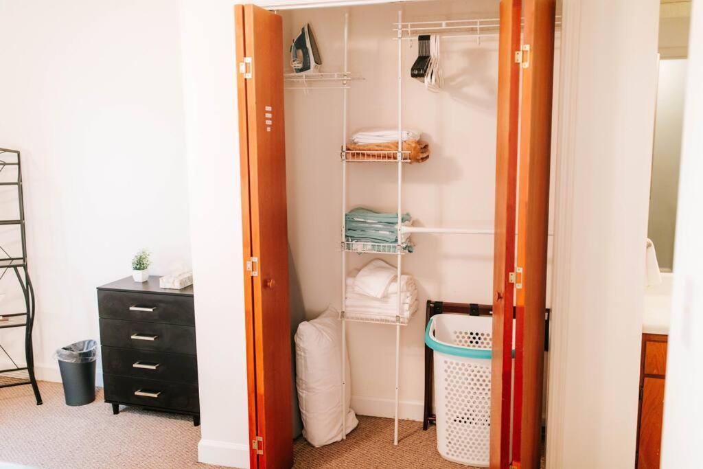 Apartment Cozy 3-bed Getaway, Right Near Uga!