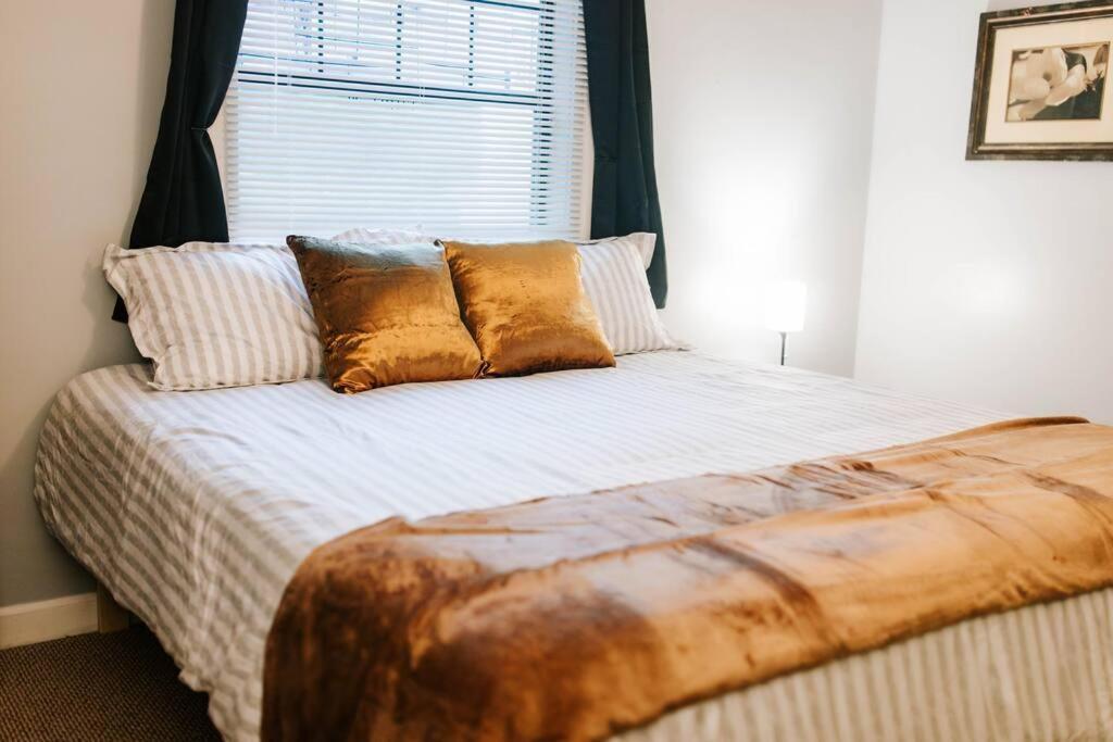 Cozy 3-bed Getaway, Right Near Uga! Apartment *