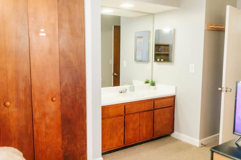 Apartment Cozy 3-bed Getaway, Right Near Uga! *